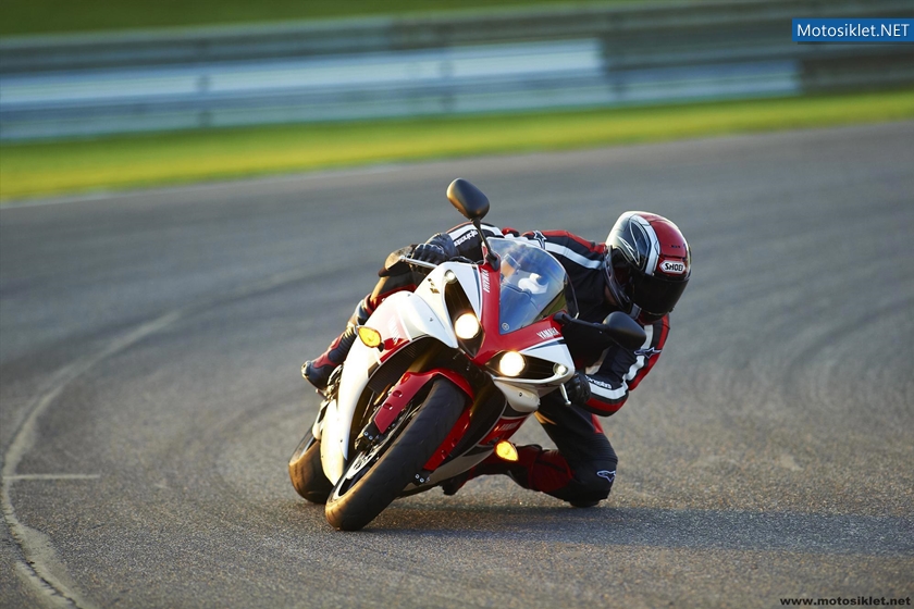 2012-Yamaha-YZF-R1-032