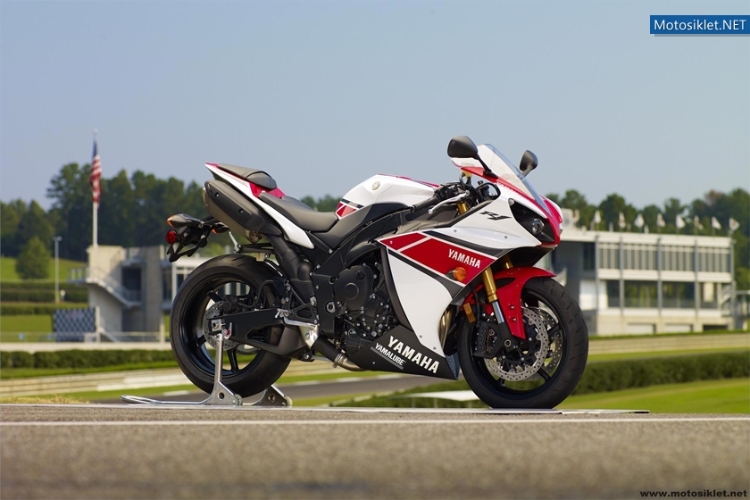 2012-Yamaha-YZF-R1-052