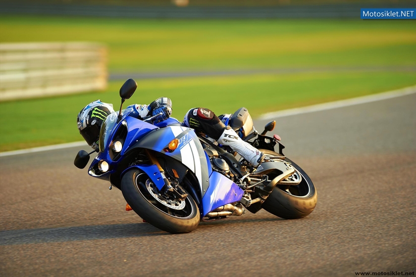 2012-Yamaha-YZF-R1-055