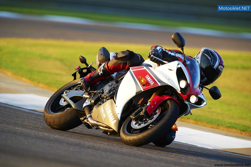 2012-Yamaha-YZF-R1-073