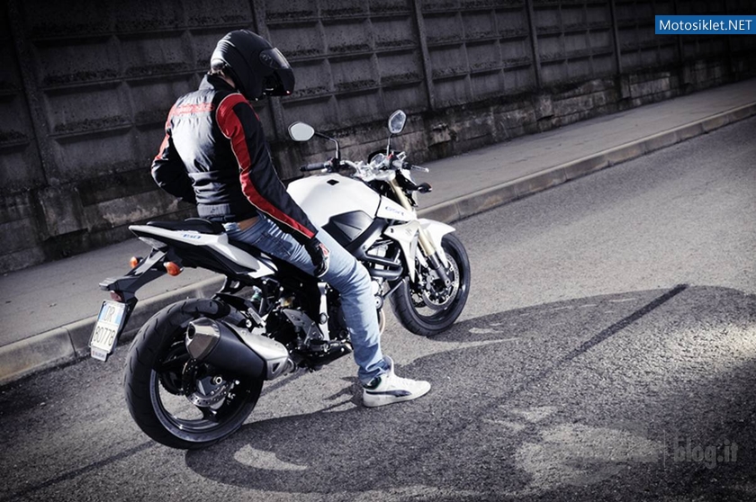 Suzuki-GSR-750-001