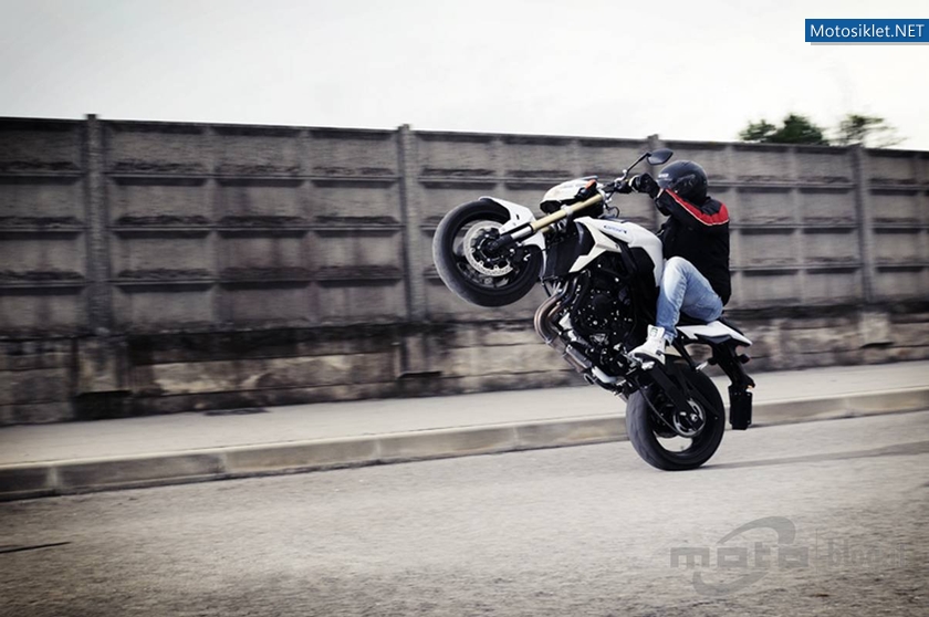 Suzuki-GSR-750-002