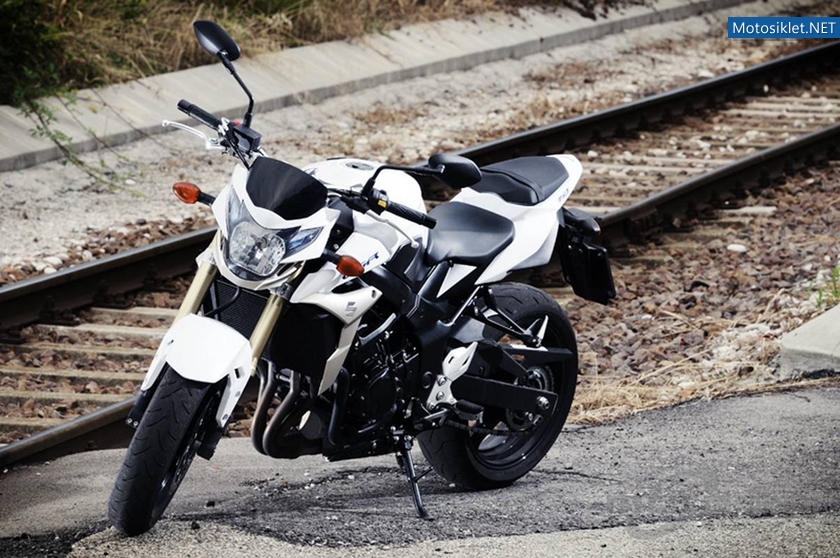 Suzuki-GSR-750-003