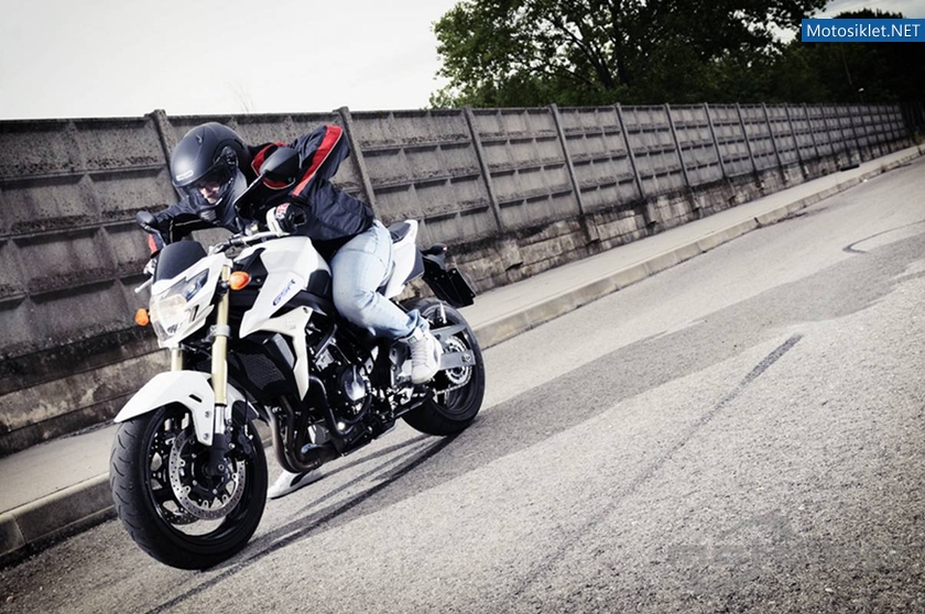 Suzuki-GSR-750-012