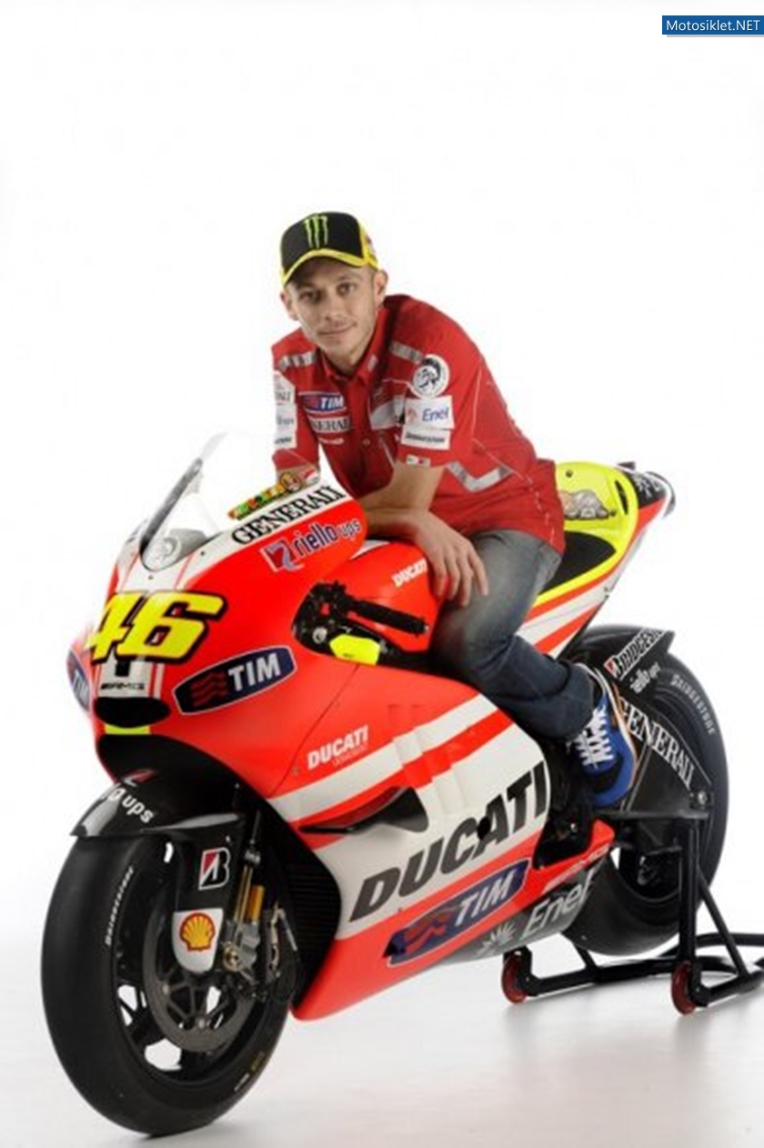 Ducat-Desmosedici-GP11-Valentino-Rossi-ve-Nicky-Hayden-019