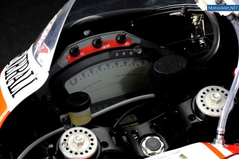 Ducat-Desmosedici-GP11-Valentino-Rossi-ve-Nicky-Hayden-022