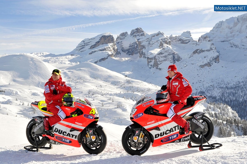 Ducat-Desmosedici-GP11-Valentino-Rossi-ve-Nicky-Hayden-034