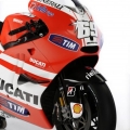 Ducat-Desmosedici-GP11-Valentino-Rossi-ve-Nicky-Hayden-012