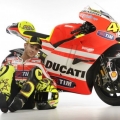 Ducat-Desmosedici-GP11-Valentino-Rossi-ve-Nicky-Hayden-014