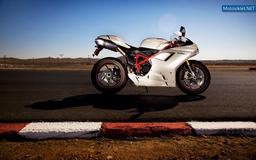 Ducati-1198SvsFerrari-458-Italia-013