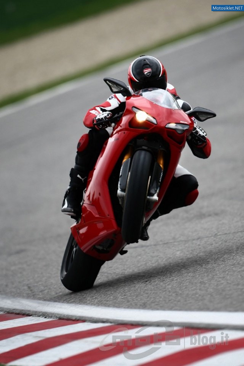 Ducati-848-Evo-Ducati-1198SP-014