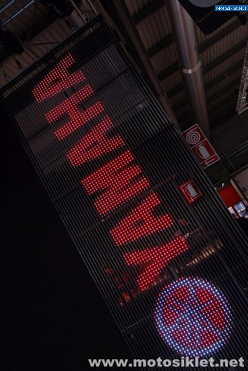 Yamaha-Standi-Eicma-2010-030