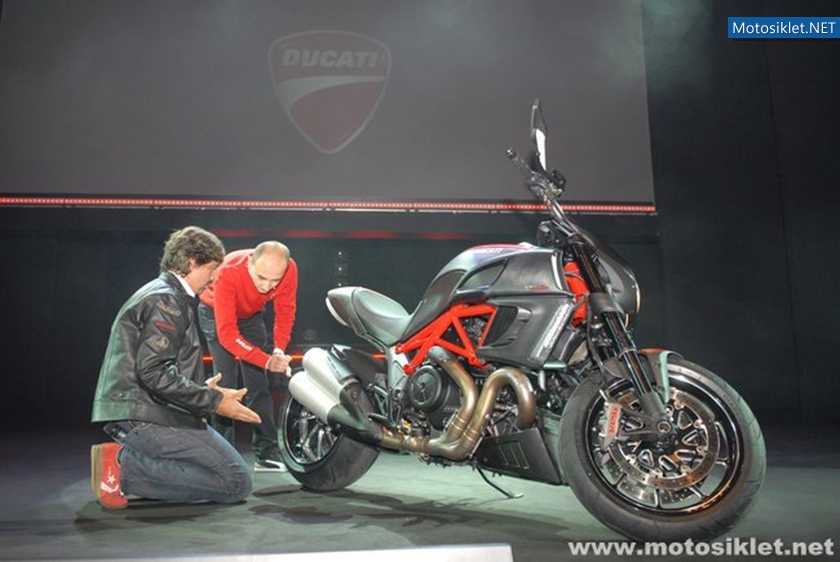 Ducati-Standi-Eicma-2010-017