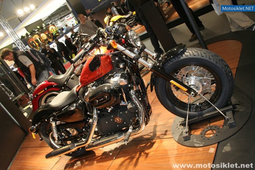 Harley-Davidson-Standi-Eicma-2010-004