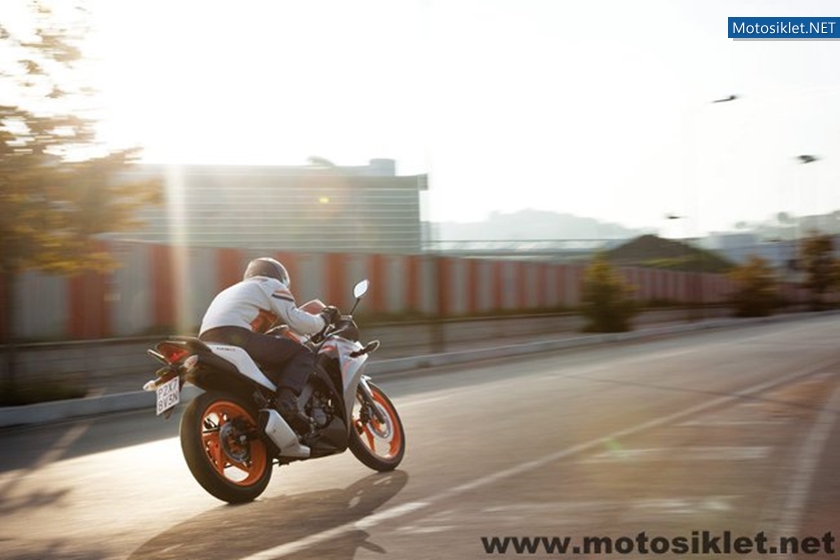 2011-Honda-CBR125R-001