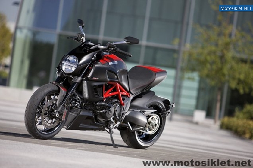 Ducati-Diavel-2011-Model-001