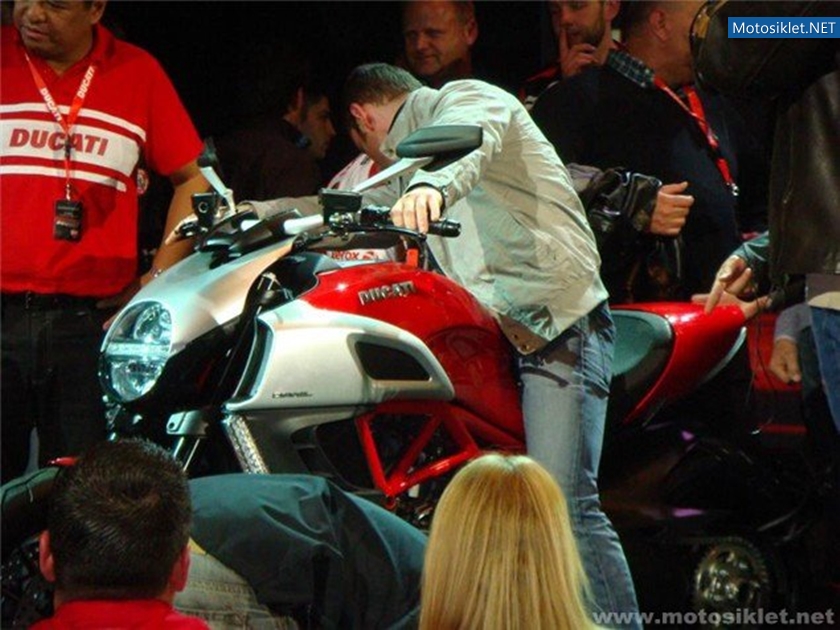 Ducati-Diavel-2011-Model-003