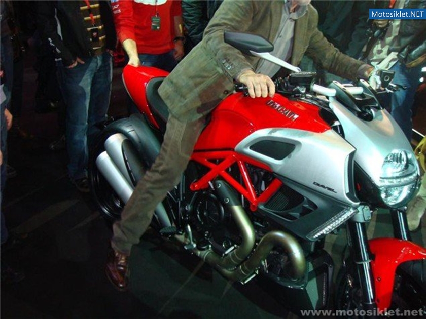Ducati-Diavel-2011-Model-004