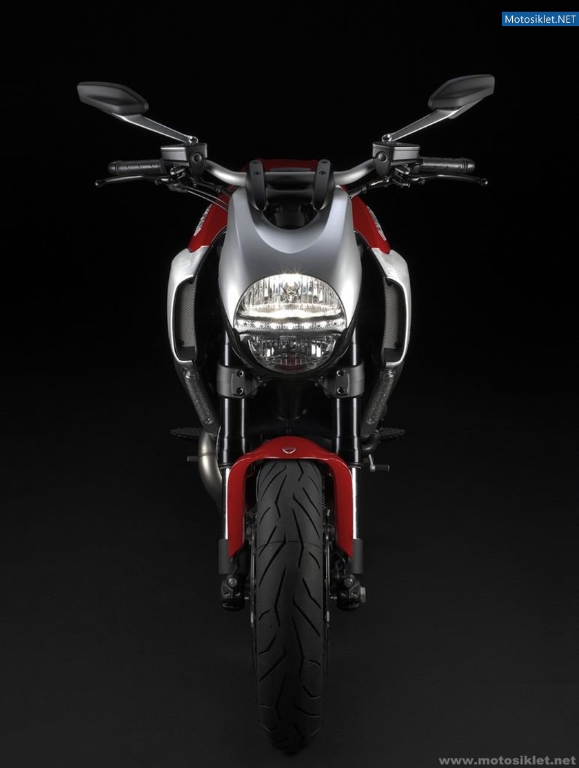 Ducati-Diavel-2011-Model-006