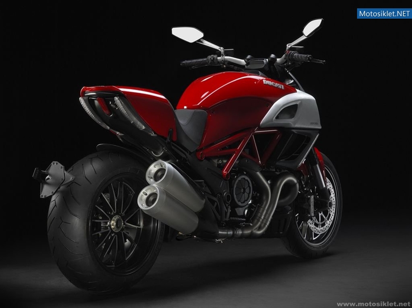 Ducati-Diavel-2011-Model-007