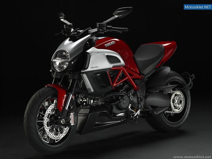 Ducati-Diavel-2011-Model-010