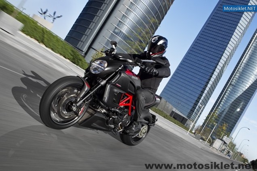Ducati-Diavel-2011-Model-013