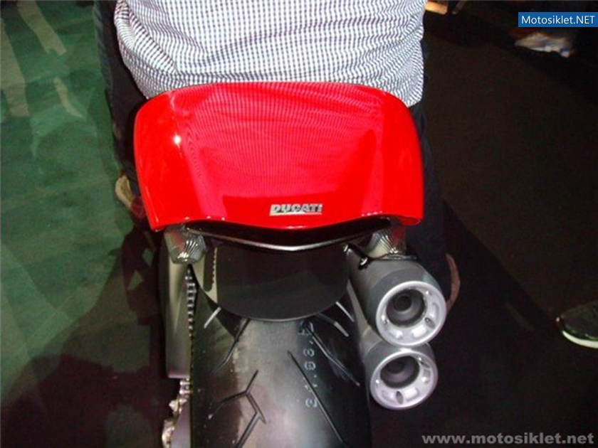 Ducati-Diavel-2011-Model-017