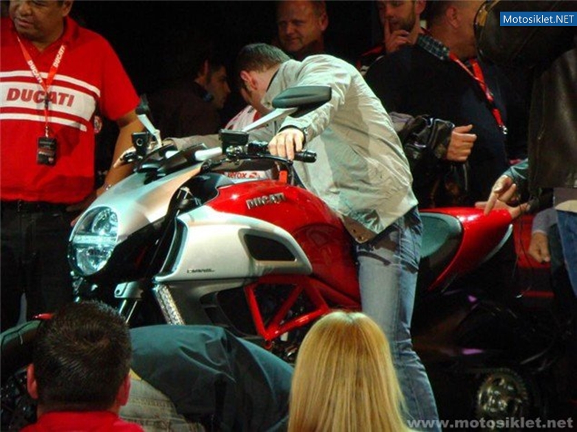 Ducati-Diavel-2011-Model-018