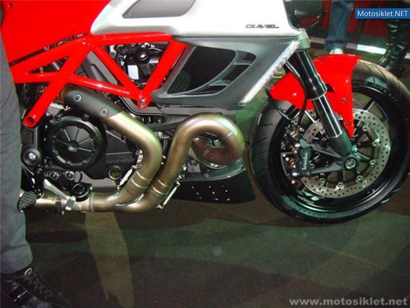 Ducati-Diavel-2011-Model-020