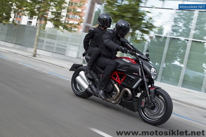 Ducati-Diavel-2011-Model-023
