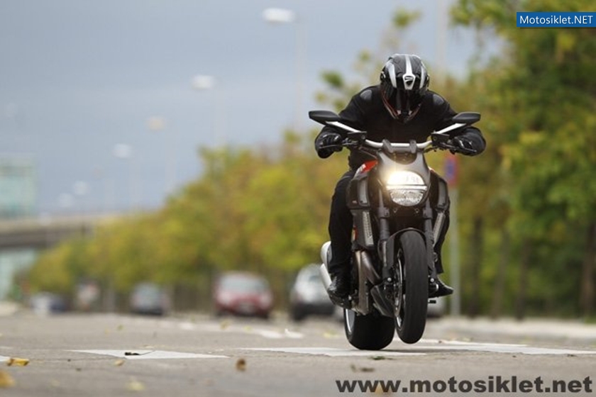 Ducati-Diavel-2011-Model-027