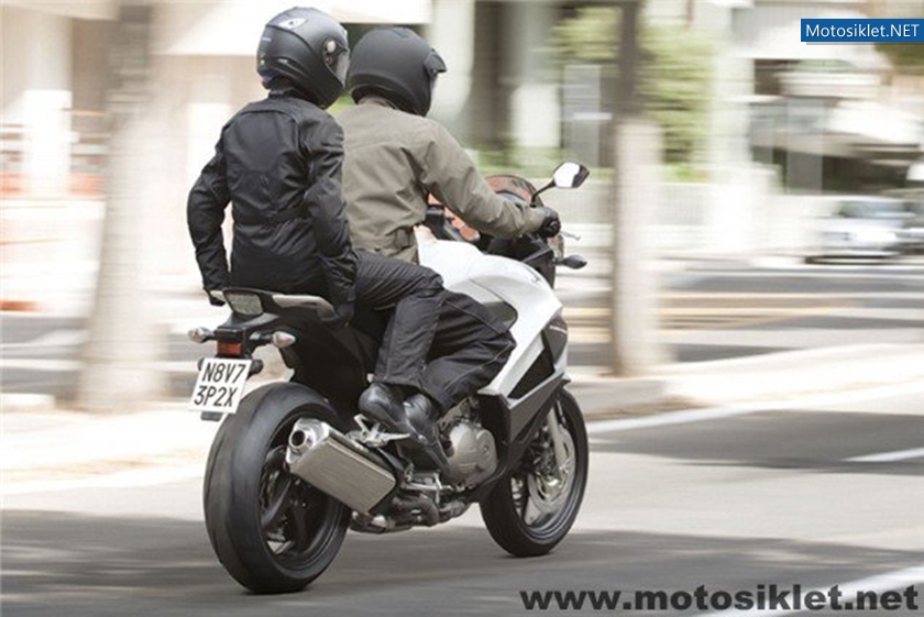 2011-Honda-Crossrunner-V4-800cc-001