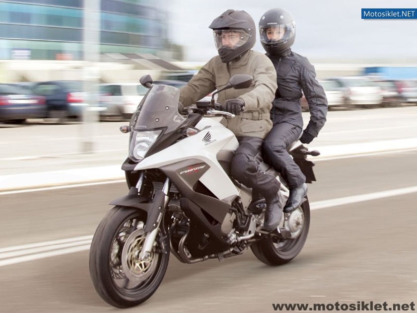 2011-Honda-Crossrunner-V4-800cc-002