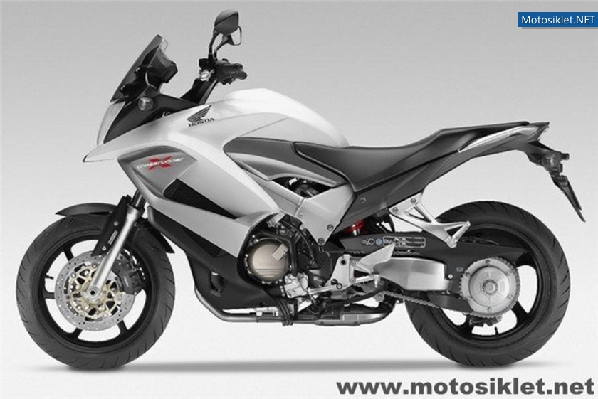 2011-Honda-Crossrunner-V4-800cc-003