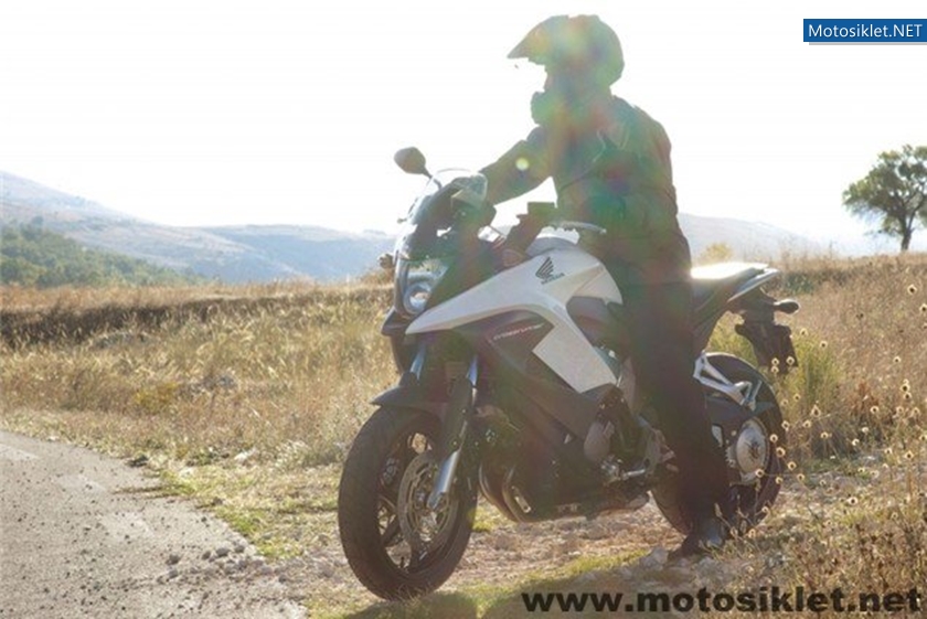 2011-Honda-Crossrunner-V4-800cc-005