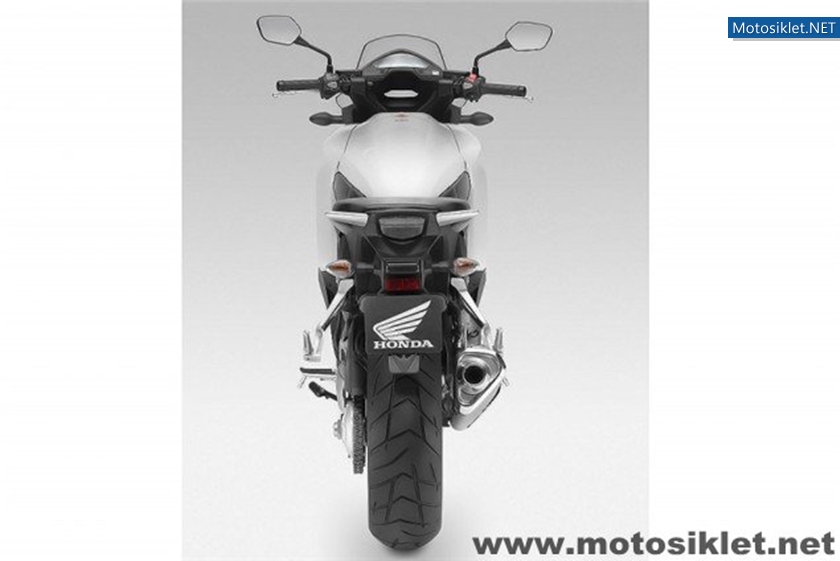 2011-Honda-Crossrunner-V4-800cc-007