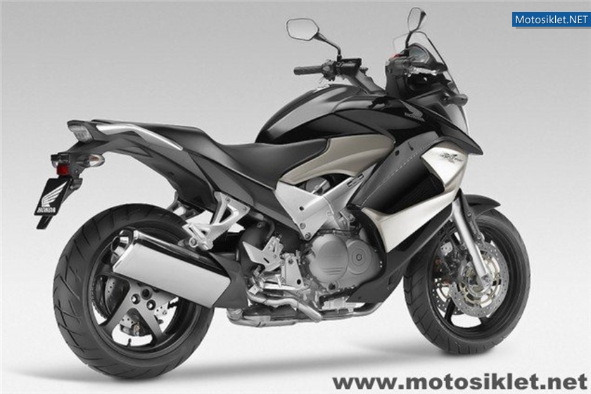 2011-Honda-Crossrunner-V4-800cc-008