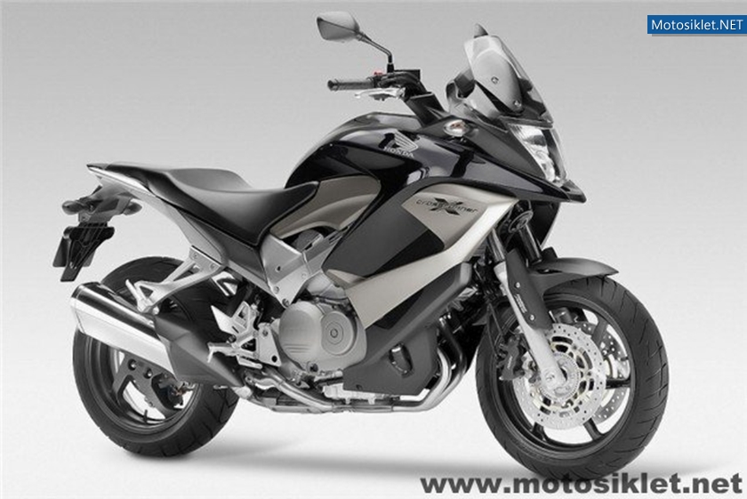 2011-Honda-Crossrunner-V4-800cc-009