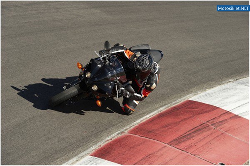 2011-Yamaha-YZF-R1-Fotograflari-001