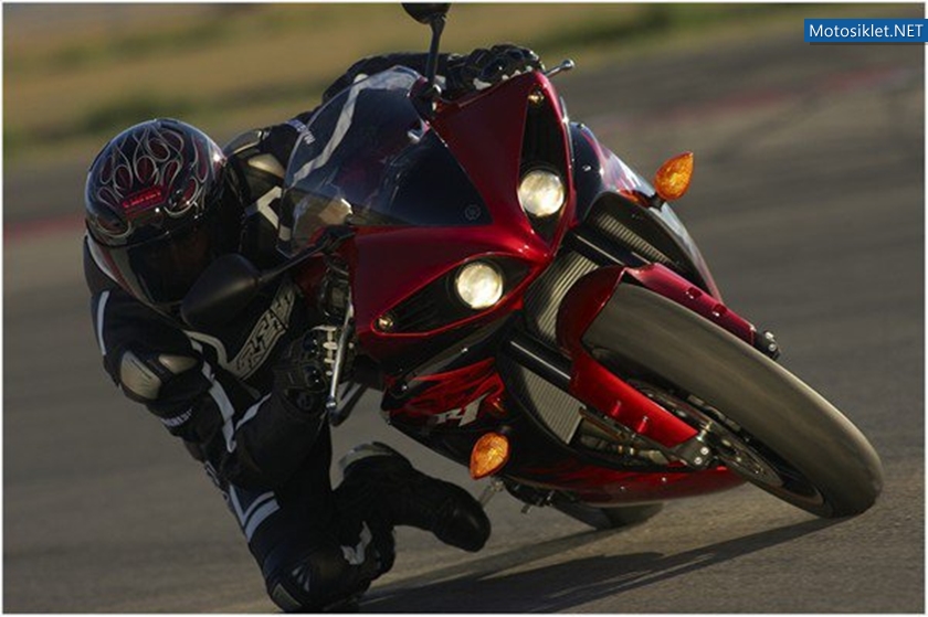 2011-Yamaha-YZF-R1-Fotograflari-007