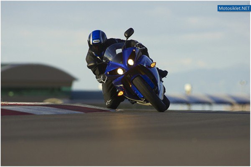 2011-Yamaha-YZF-R1-Fotograflari-008