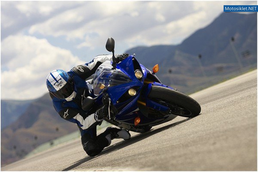 2011-Yamaha-YZF-R1-Fotograflari-010