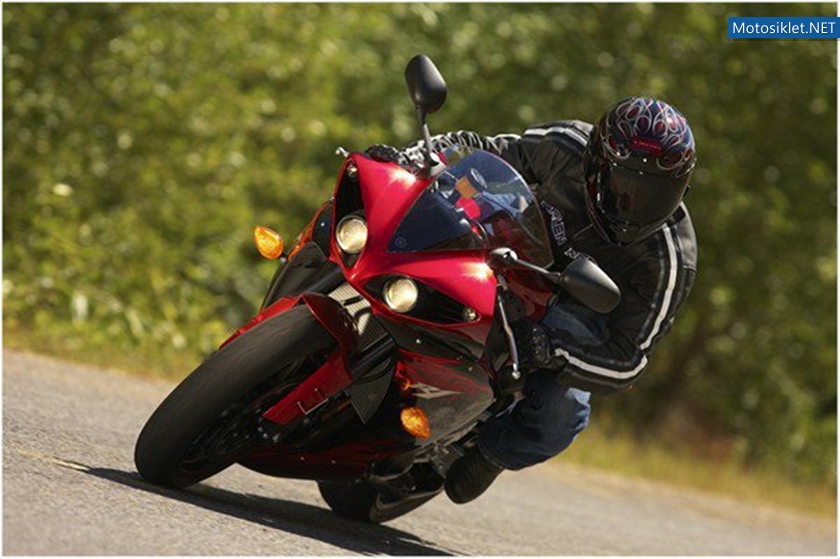 2011-Yamaha-YZF-R1-Fotograflari-018
