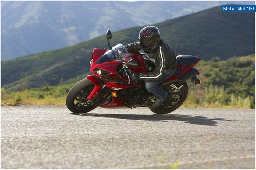 2011-Yamaha-YZF-R1-Fotograflari-023