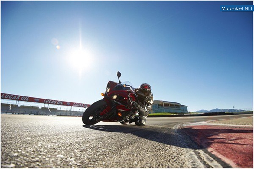 2011-Yamaha-YZF-R1-Fotograflari-028