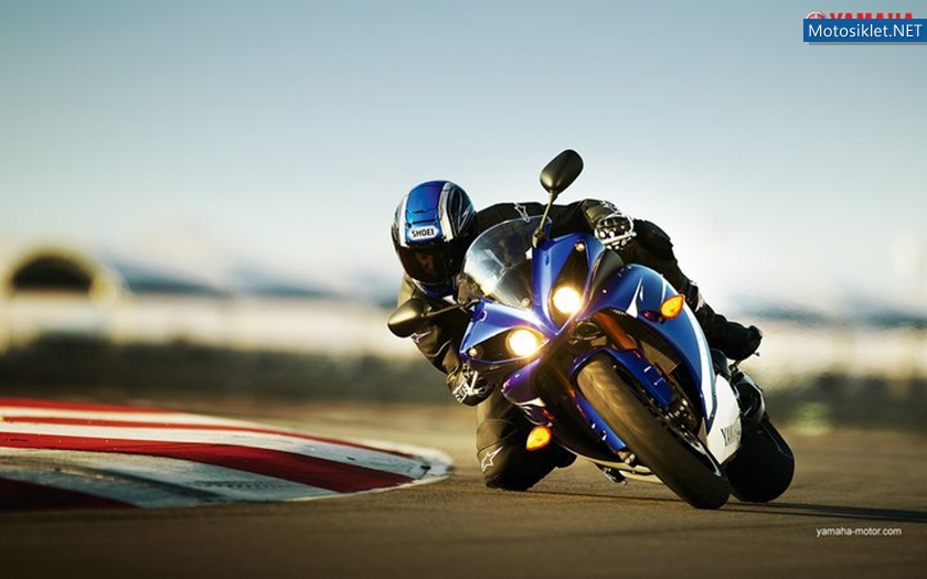 2011-Yamaha-YZF-R1-Fotograflari-045