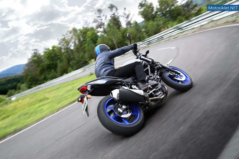 004_suzuki_sv_650t_2015