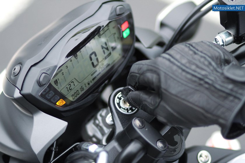 031_suzuki_sv_650t_2015