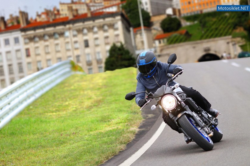 034_suzuki_sv_650t_2015