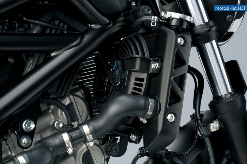 056_suzuki_sv_650t_2015